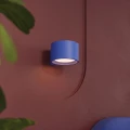 LAMPAMI - niebieski kinkiet ścienny ozdobny, kinkiet minimalistyczny, lampka dekoracyjna, kinkiet ścienny, nowoczesny kinkiet na klatkę schodową, oświetlenie nad kanapą w salonie, niebieski kinkiet MODO 1 ultramaryna sollux